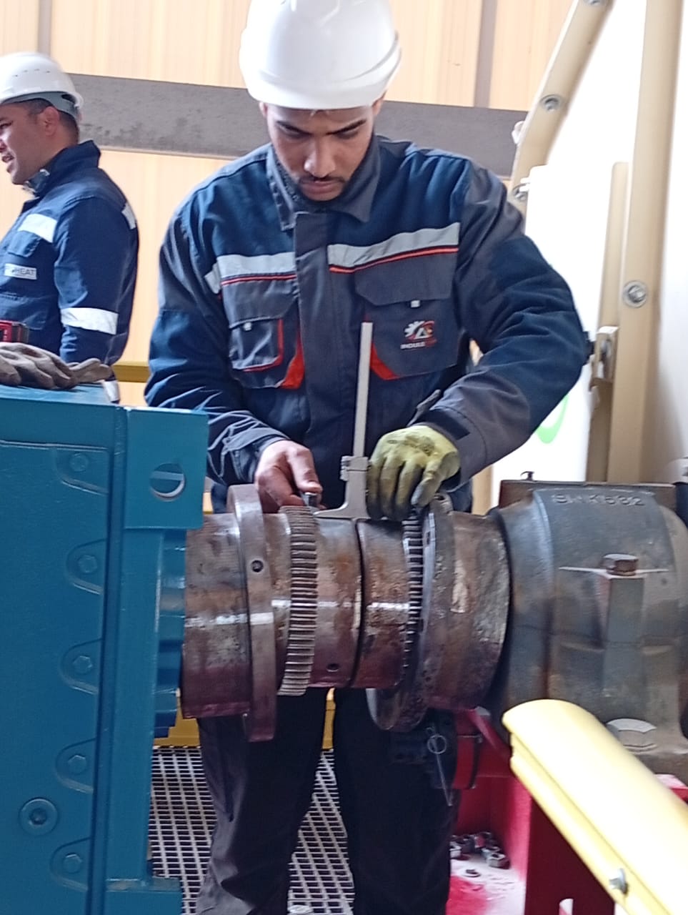 Technicien INDULECAM contrôlant un accouplement mécanique